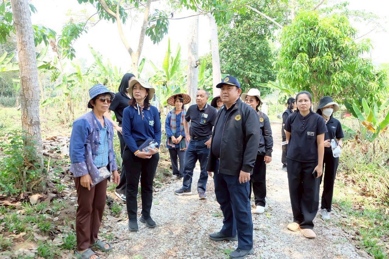 title - เลขาฯ ส.ป.ก. ลงพื้นที่ตรวจเยี่ยมวิสาหกิจชุมชนเกษตรวิถีพุทธ พร้อมตรวจติดตามความคืบหน้าการขอใช้ประโยชน์ในเขตปฏิรูปที่ดิน เพื่อดำเนินโครงการก่อสร้างทางรถไฟ